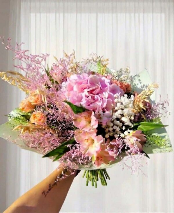 Svetlana pastelova kytica z hortenzie miniruzi alstromerie limonia a gypsophily