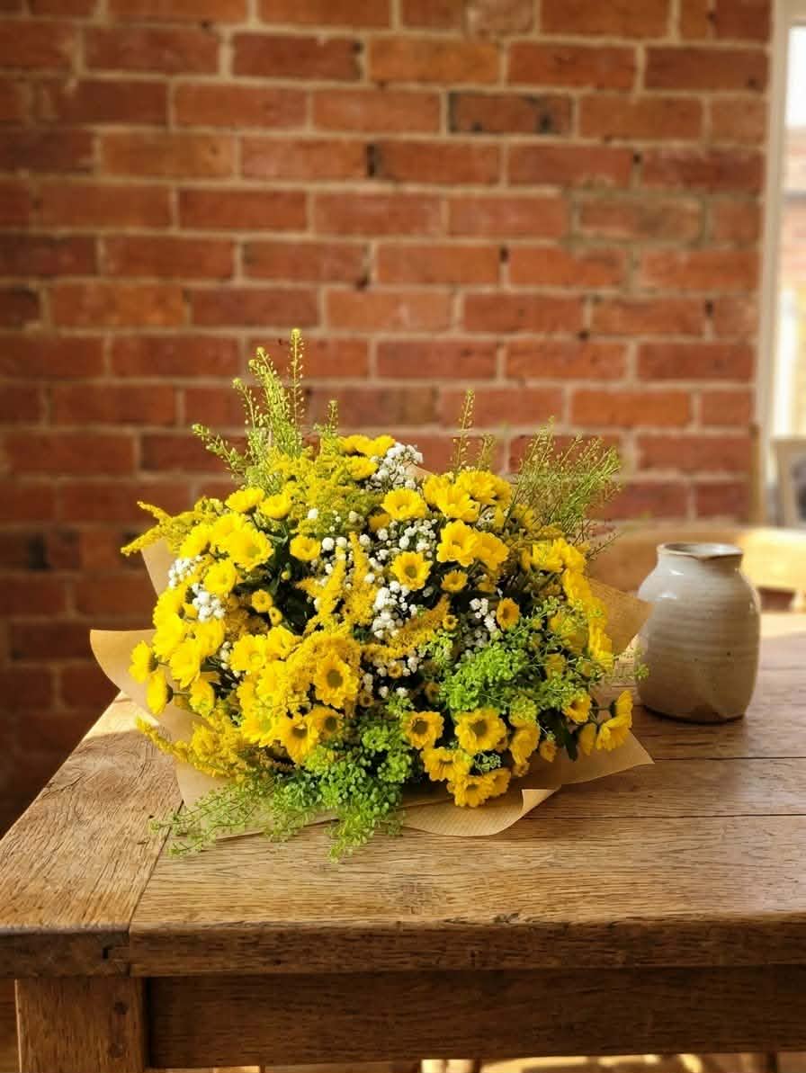 Kytica Lesanka zo žltých santín, gypsophily a doplnkovej zelene